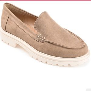 JOURNEE COLLECTION Women’s Erika Narrow Loafer in Taupe - NWOT